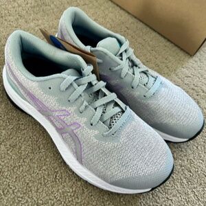 ASICS kids athletic shoes, NWT, Sz.4-1/2